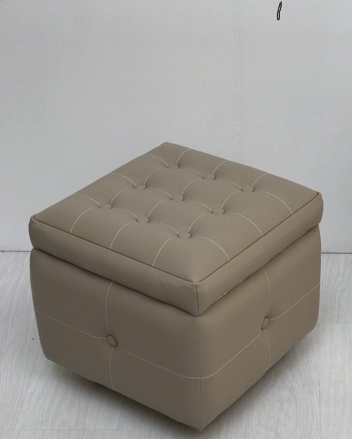 POUF / COFFRE - ASPECT CUIR GRAINÉ - TAUPE