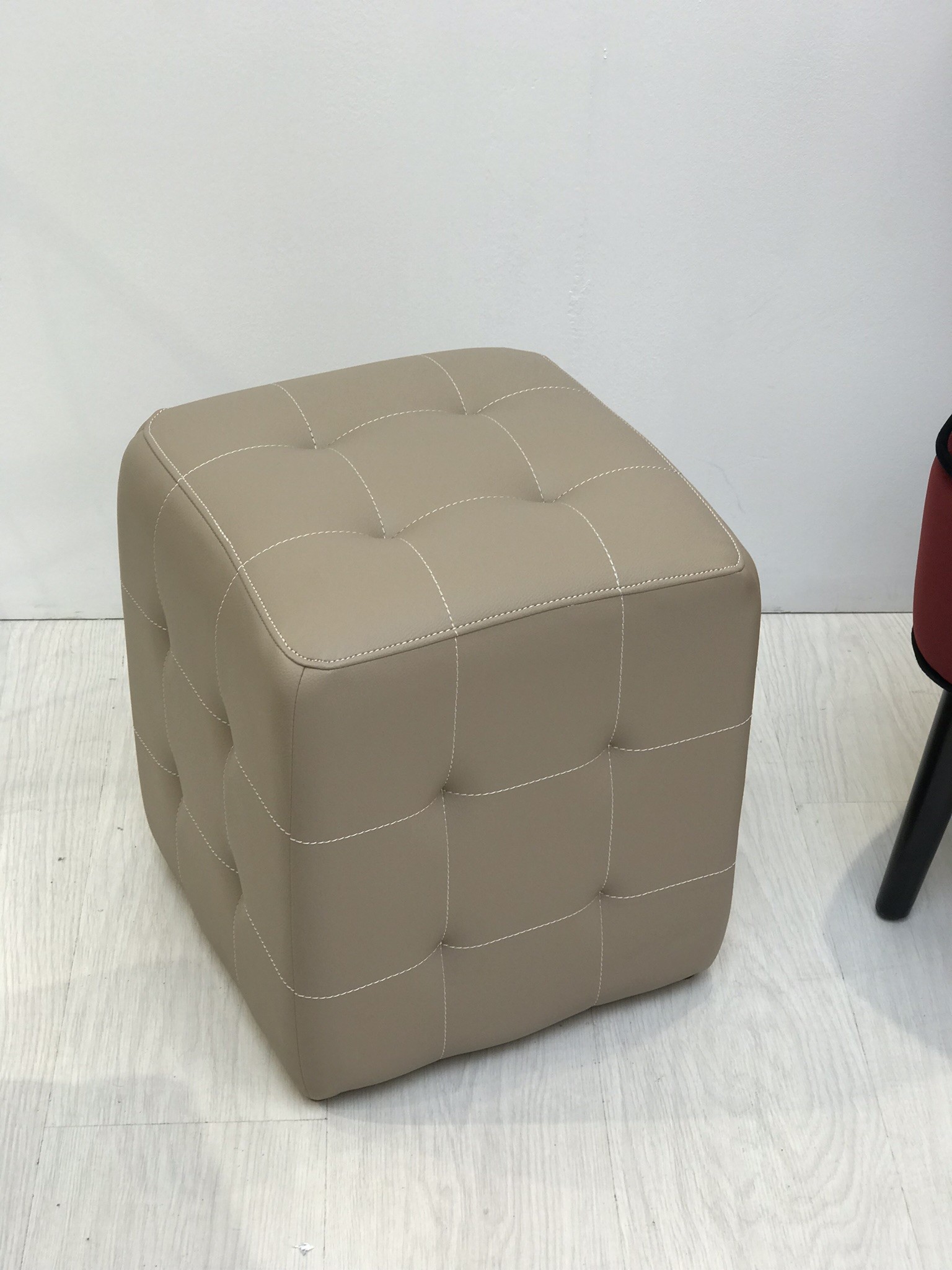 POUF RECTANGULAIRE - ASPECT CUIR GRAINÉ - TAUPE